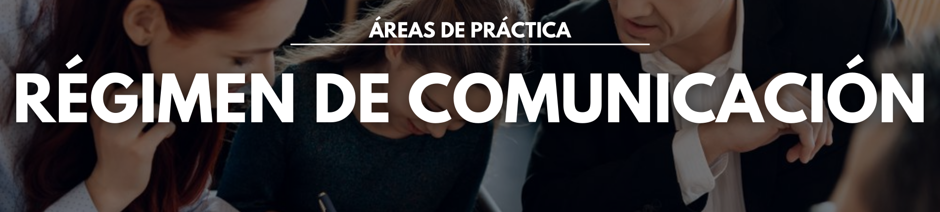 Foto con las palabras RÉGIMEN DE COMUNICACIÓN en mayúscula y un fondo con una pareja y su hija firmando un acuerdo contractual.